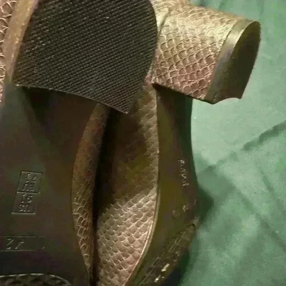 Preowned Aerosoles with a big buckle on top. Womens size 9.5. - Picture 15 of 15